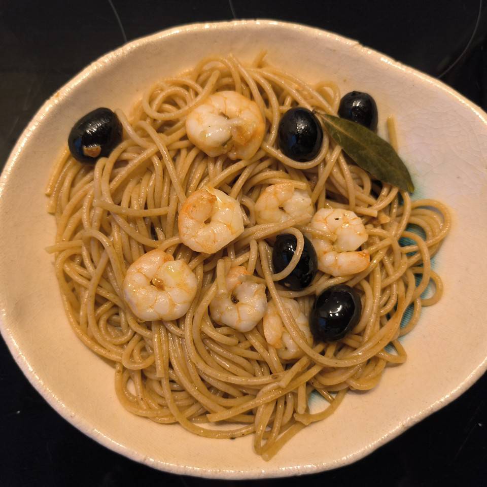 Pasta integral con gambas y aceitunas negras Pasta integral con gambas y aceitunas negras
