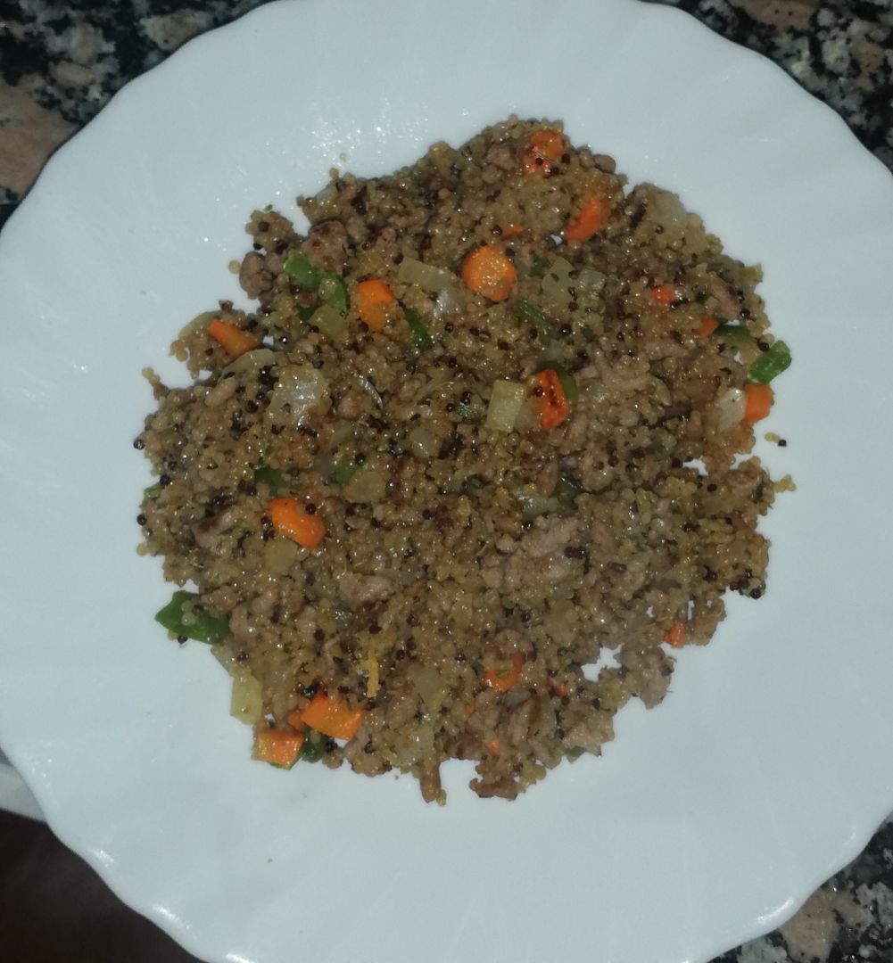 Quinoa con verduras, carne picada de pollo y queso rallado Quinoa con verduras, carne picada de pollo y queso rallado