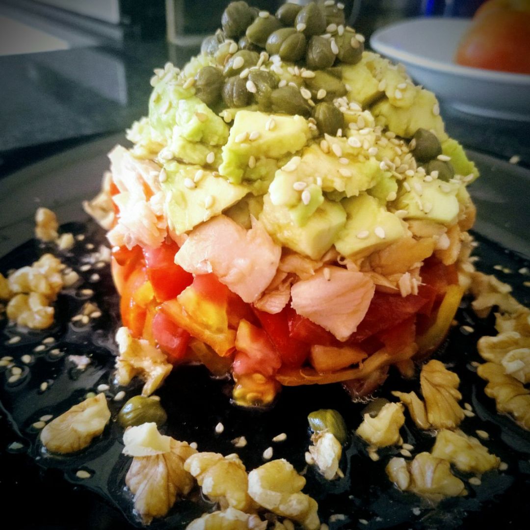 Tartar de tomate, aguacate, salmón y alcaparras