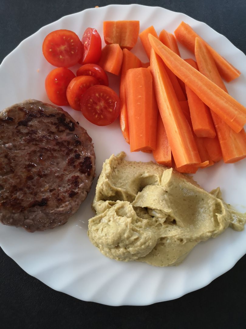 HUMMUS DE AGUACATE CON HAMBURGUESA DE TERNERA HUMMUS DE AGUACATE CON HAMBURGUESA DE TERNERA