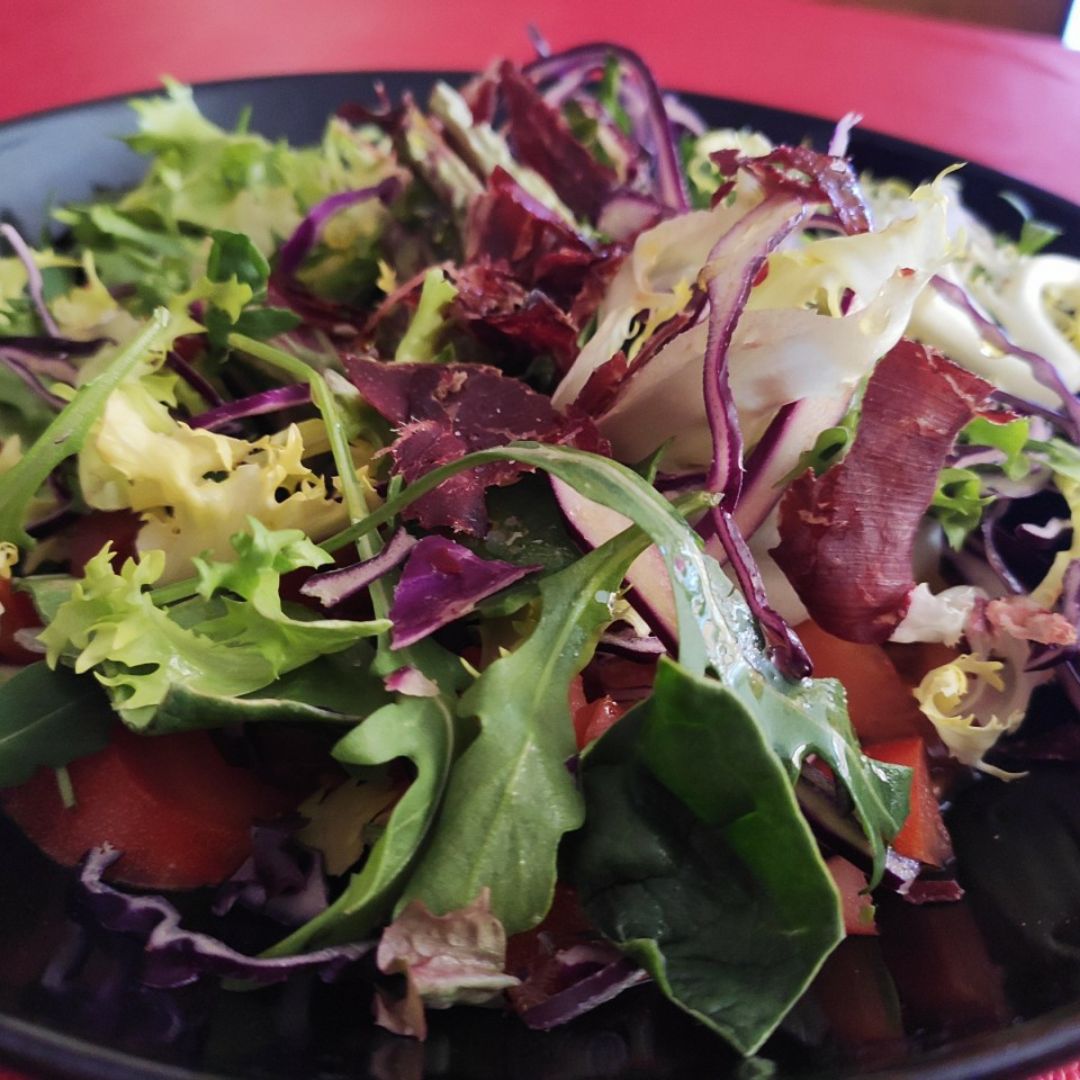 Ensalada de lechuga, tomate y chips de cecina Ensalada de lechuga, tomate y chips de cecina