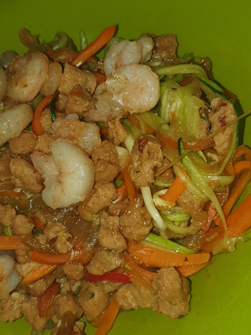 Wok de calabacetis con verduras, gambas y soja texturizada Wok de calabacetis con verduras, gambas y soja texturizada