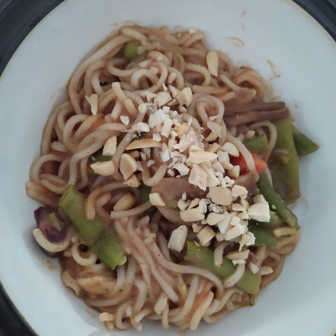 Fideos tipo wok con salsa curry 