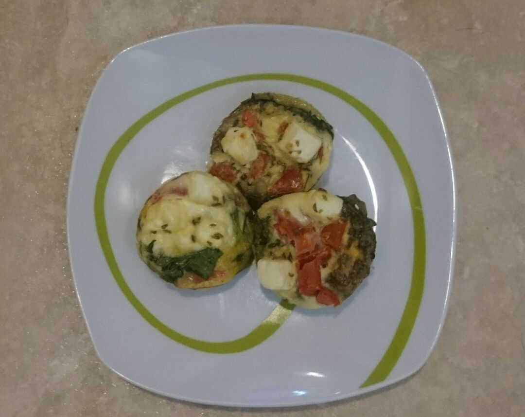 Muffins de espinacas, tomate y feta. Muffins de espinacas, tomate y feta.