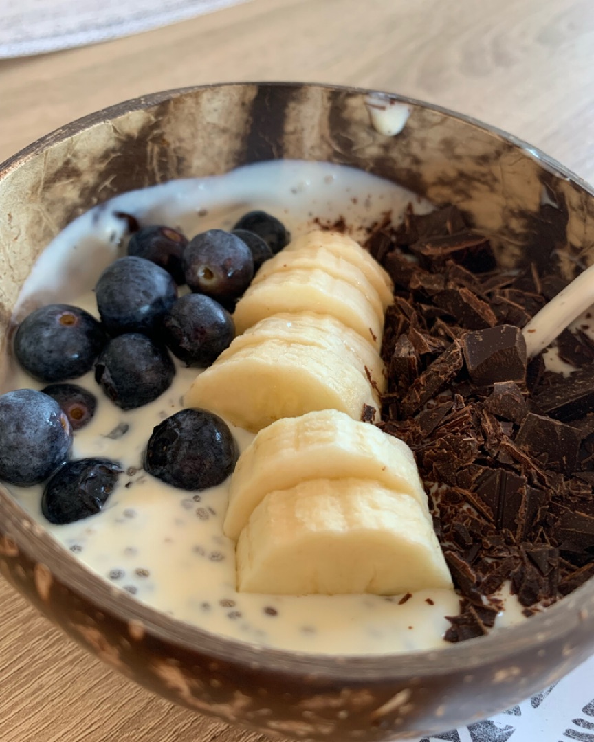 Bol de yogur con chía, plátano, arándanos y chocolate