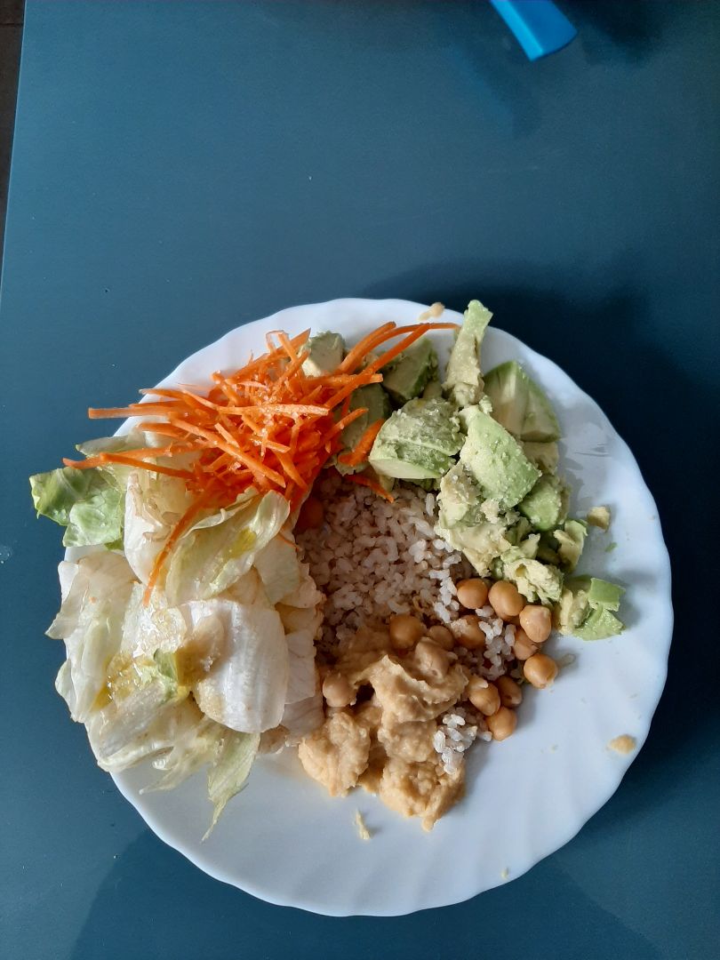 Ensalada con legumbre y aguacate