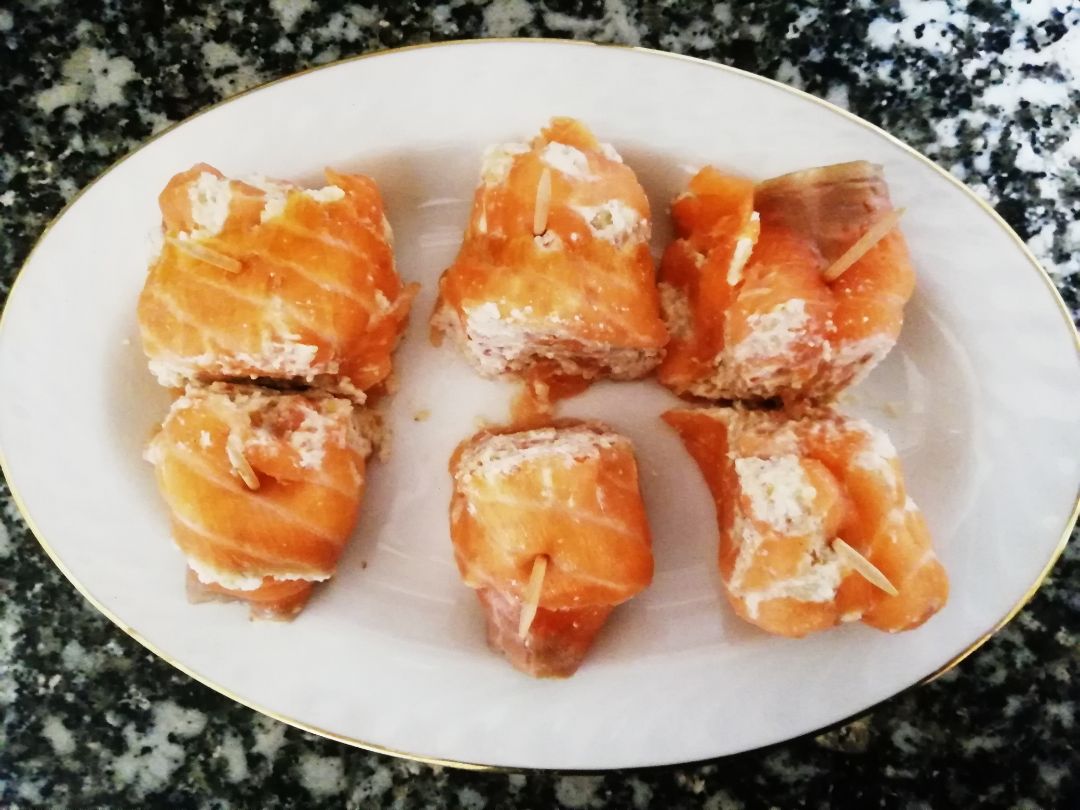 Rollitos de salmón ahumado 