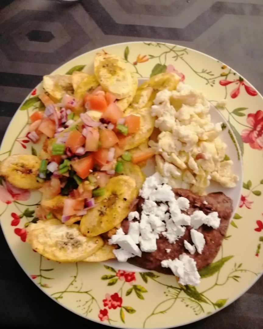 platano con (frijoles, huevo trampo, queso feta) platano con (frijoles, huevo trampo, queso feta)