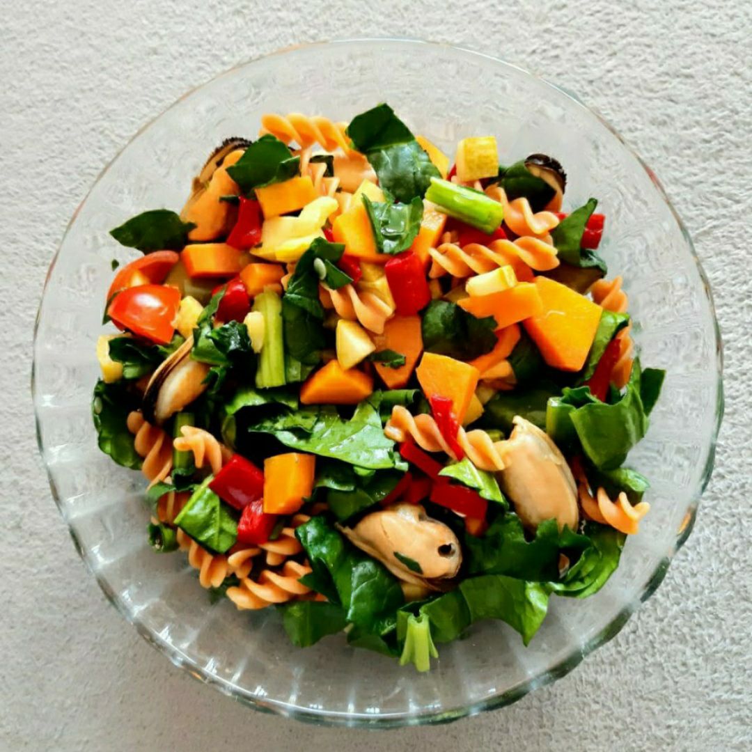 Ensalada de pasta con verdura y mejillones al vapor Ensalada de pasta con verdura y mejillones al vapor