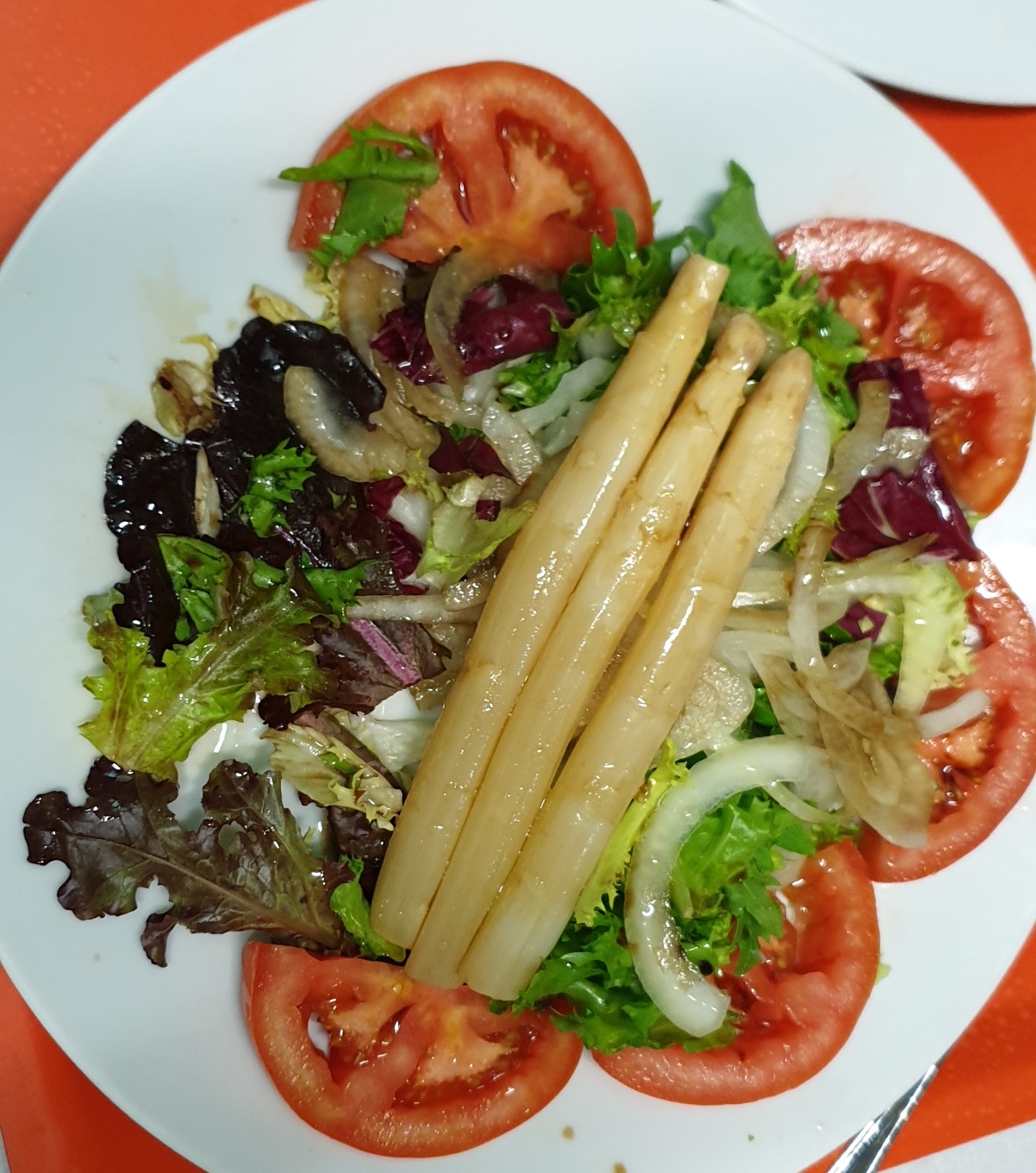 Ensalada LTC y  espárragos.