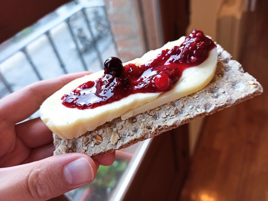 Tosta de queso y frutos rojos 🌈