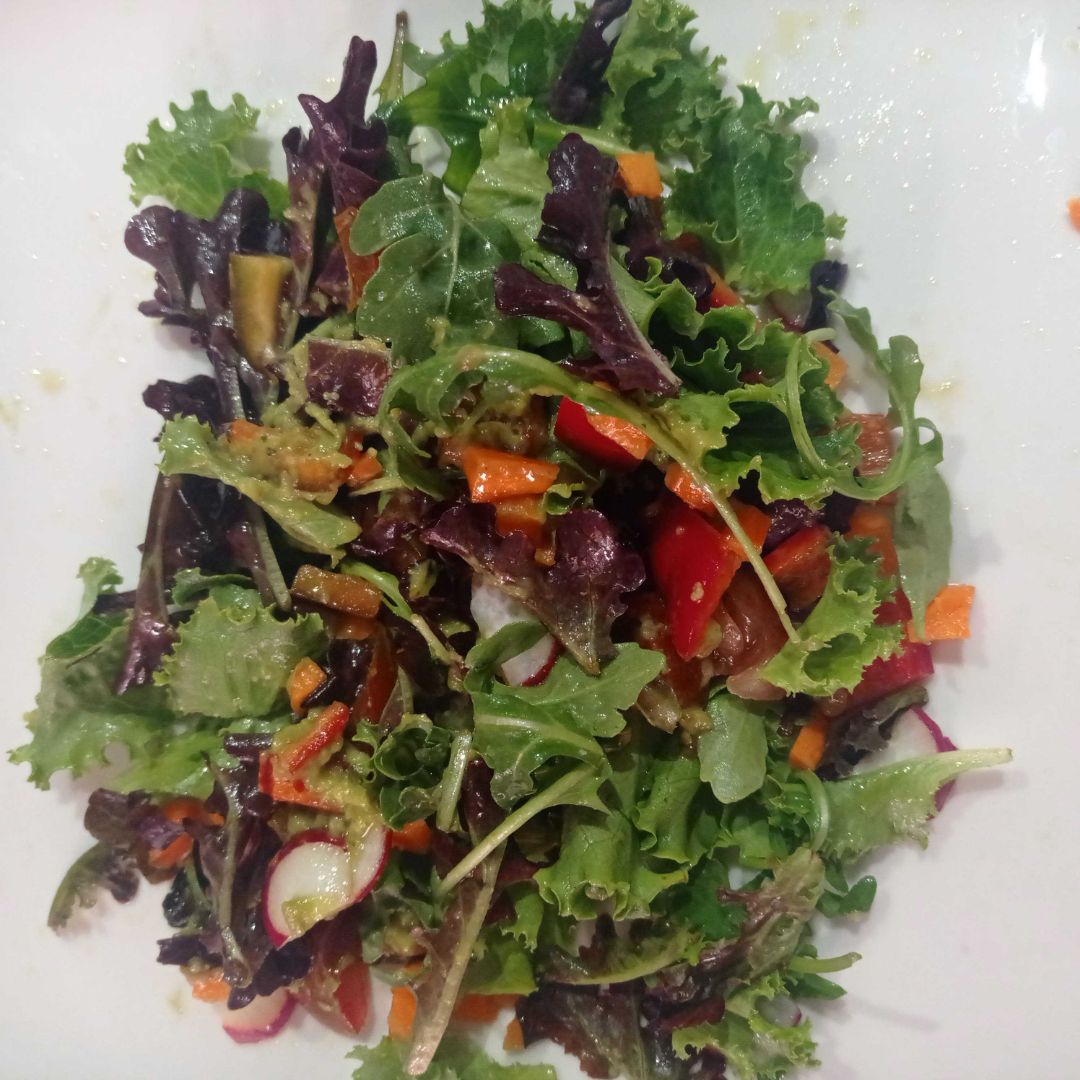 Ensalada de hojas verdes con guacamole Ensalada de hojas verdes con guacamole