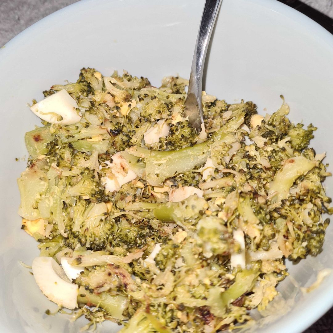 Revuelto brocoli y huevo duro Revuelto brocoli y huevo duro