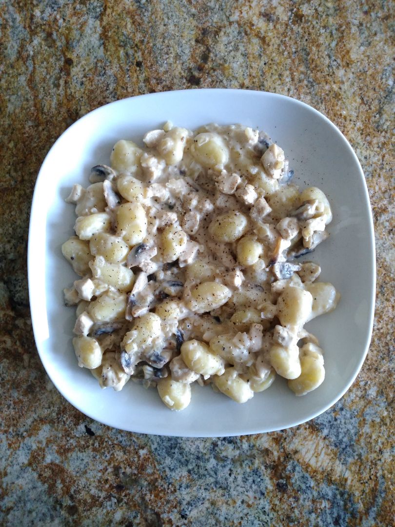 Gnocchis con pechuga y salsa de queso Gnocchis con pechuga y salsa de queso