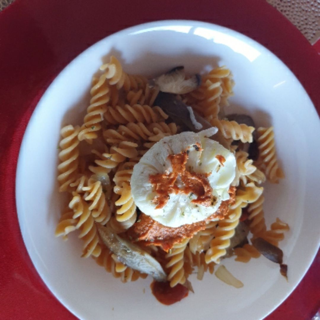 Pasta de setas , huevo poche y pesto rosso Pasta de setas , huevo poche y pesto rosso
