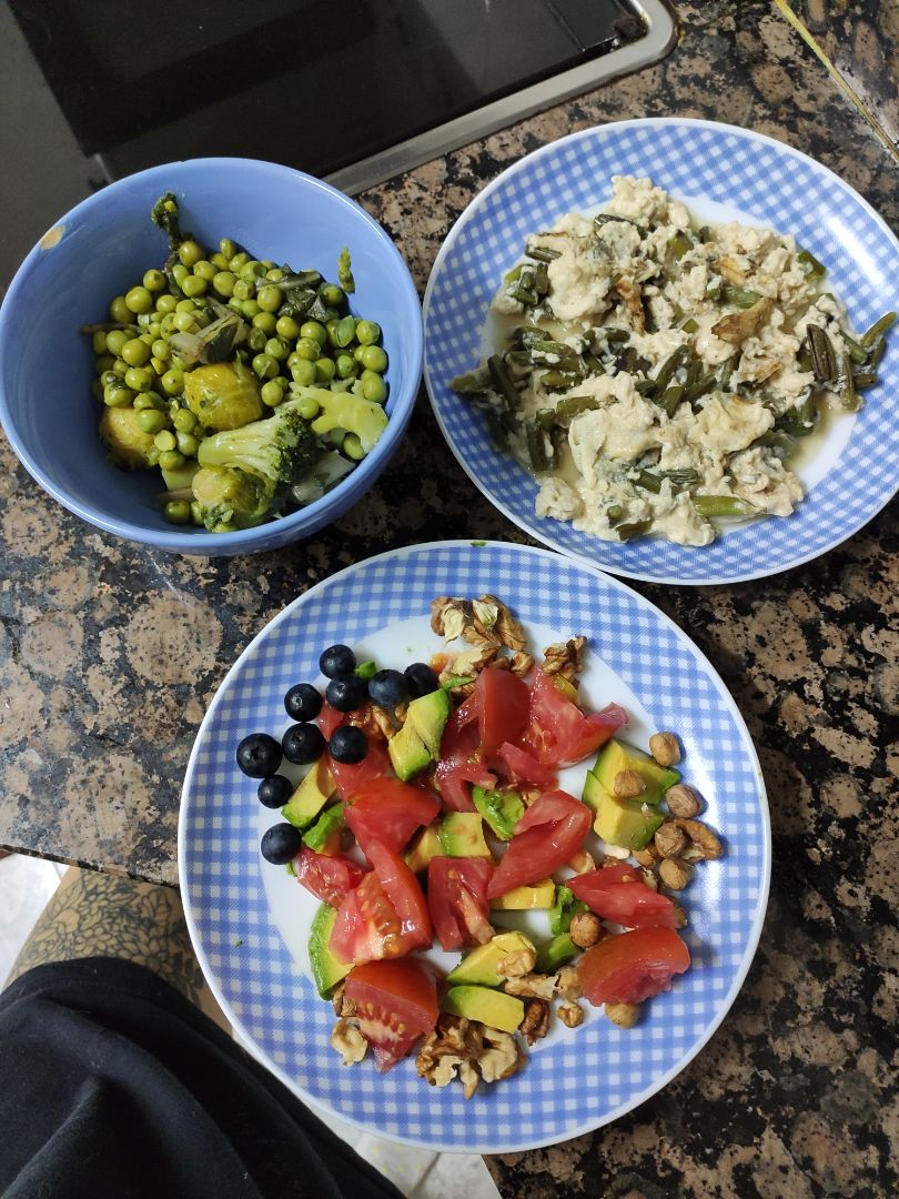 Revuelto de ajetes con menestra de verduras y ensalada. Revuelto de ajetes con menestra de verduras y ensalada.