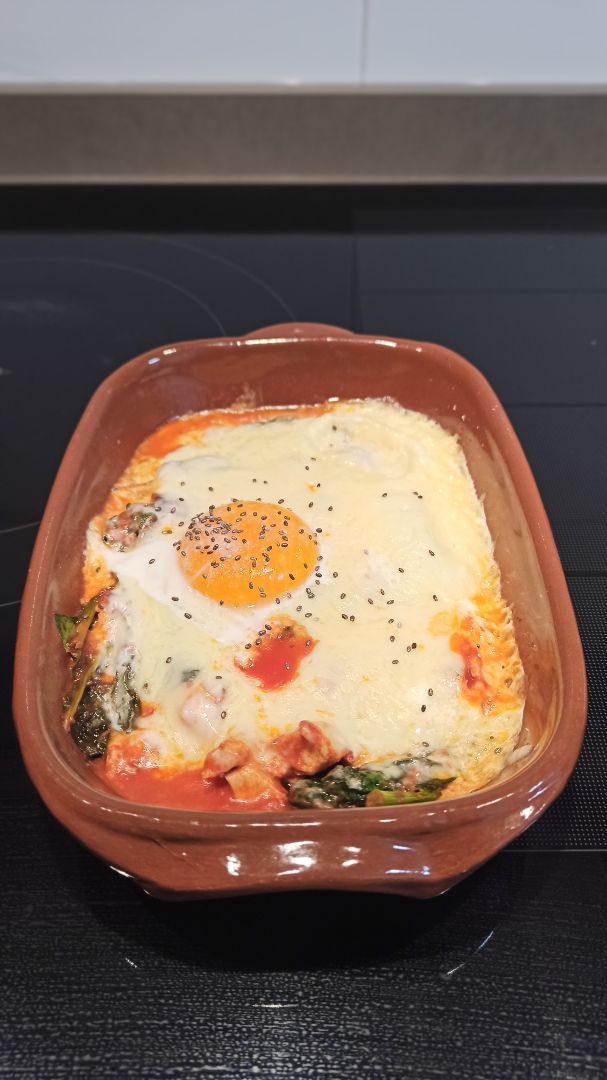 Huevo al plato con pollo y espinacas Huevo al plato con pollo y espinacas