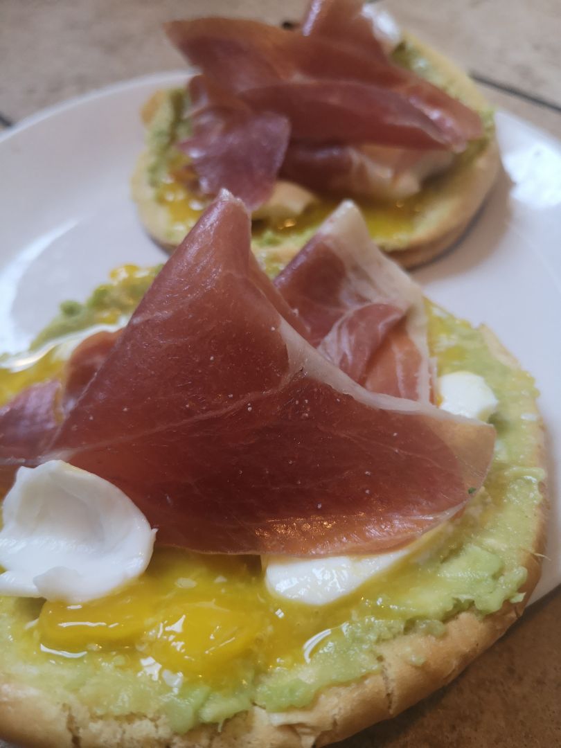 Mollete con aguacate, huevo y jamón Mollete con aguacate, huevo y jamón