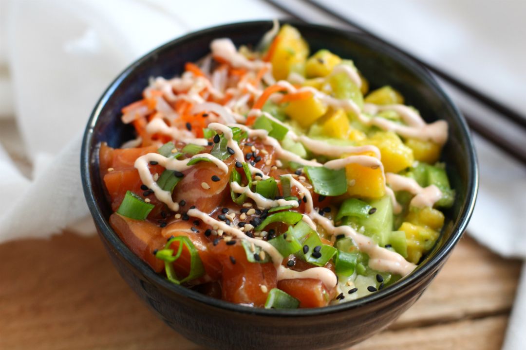 Poke bowl con salmón a la plancha 