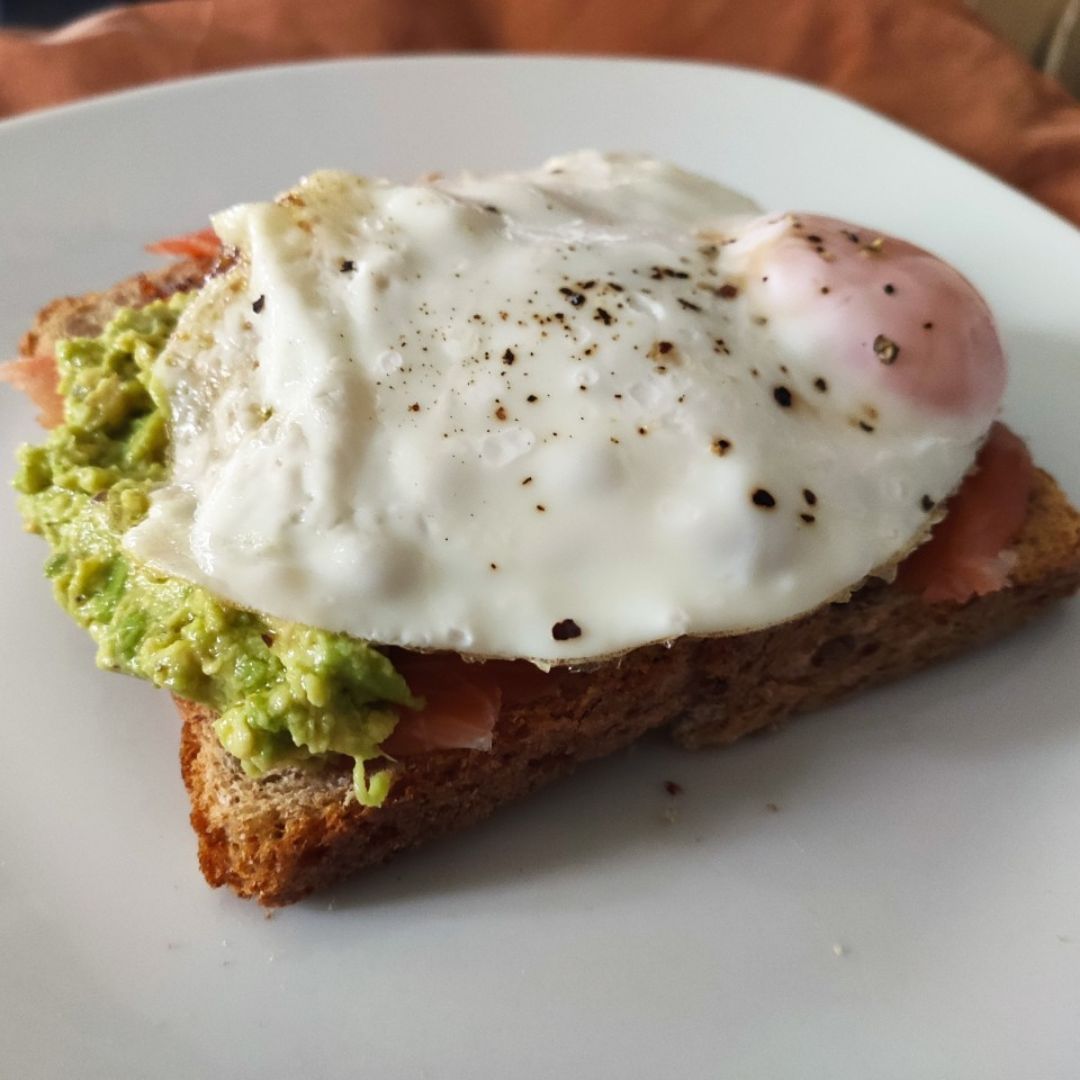 Tostada de aguacate, salmón y huevo Tostada de aguacate, salmón y huevo