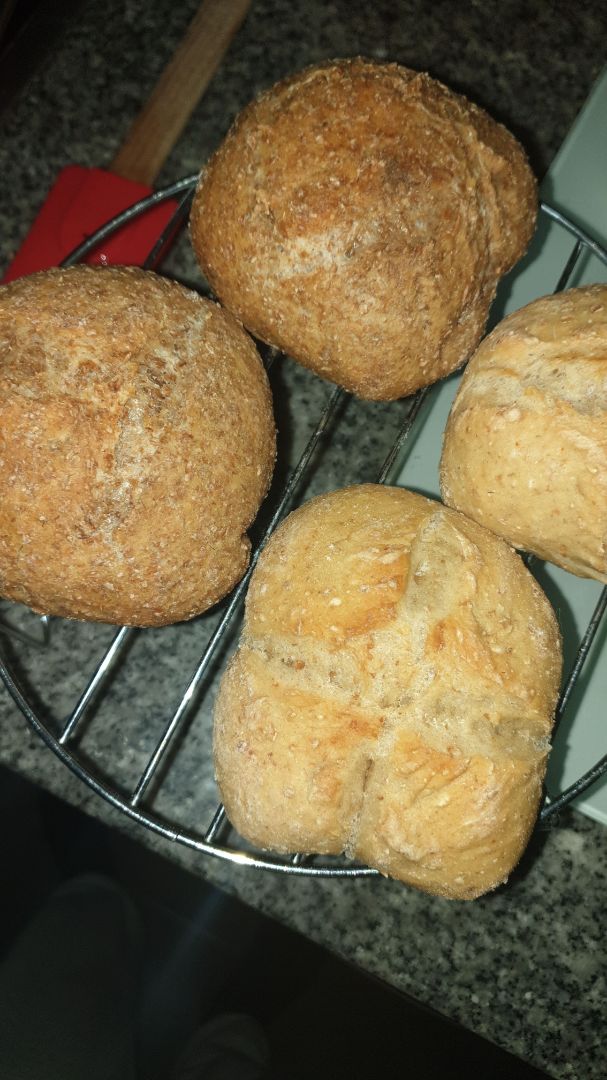 Bollo de pan integral y harina de trigo Bollo de pan integral y harina de trigo