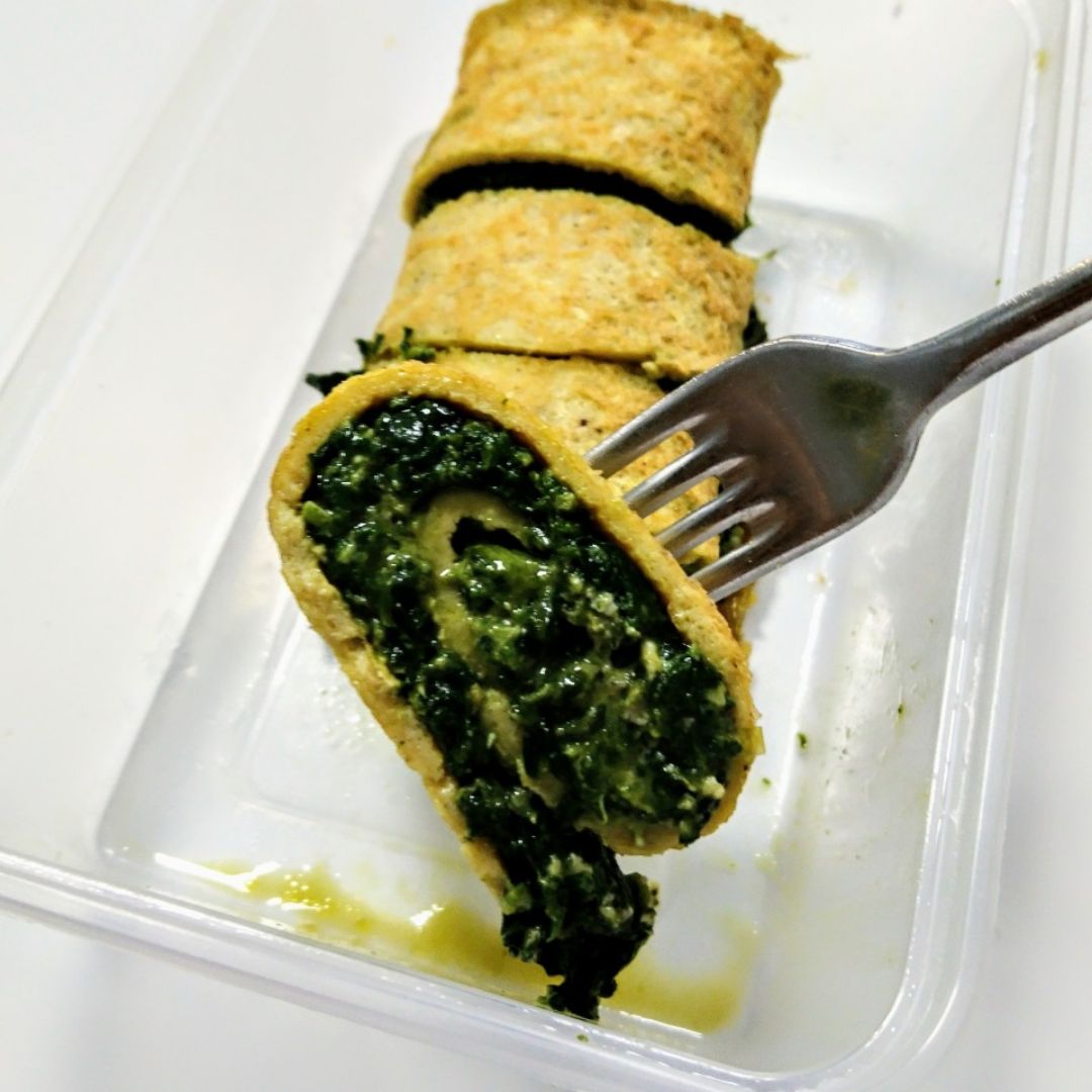 Rollito de tortilla con espinacas y queso azul Rollito de tortilla con espinacas y queso azul