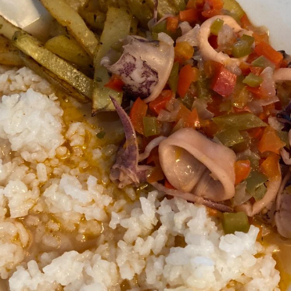 Calamares con arroz y patatas al horno Calamares con arroz y patatas al horno