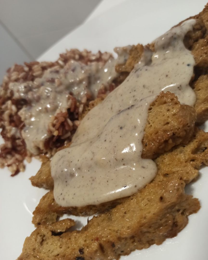 Seitán casero con crema de trufa acompañado de arroz rojo e integral