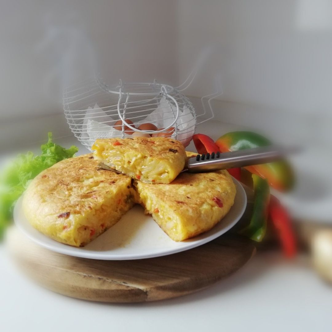 Tortilla de patatas con pimientos y cebolla 