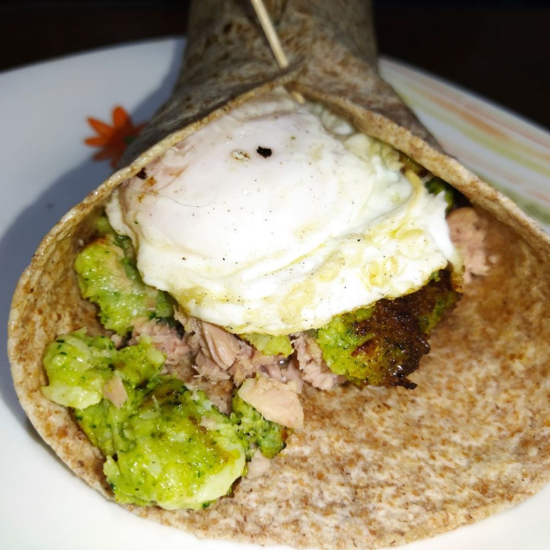Fajita de brócoli, atún y huevo. Fajita de brócoli, atún y huevo.