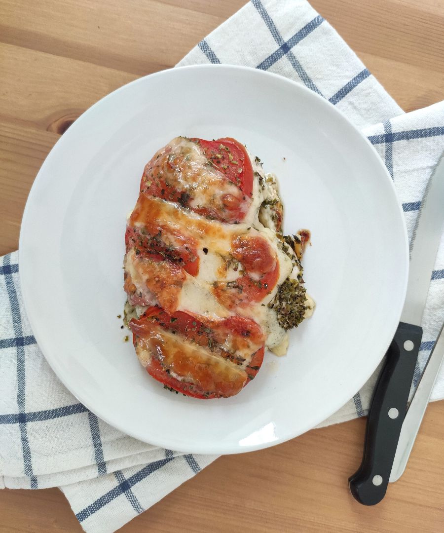 Pollo con queso y tomate