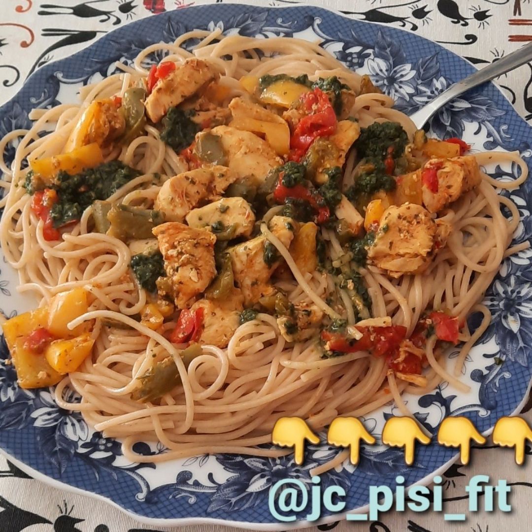 Spaguetti al pesto con pollo y pimientos Spaguetti al pesto con pollo y pimientos