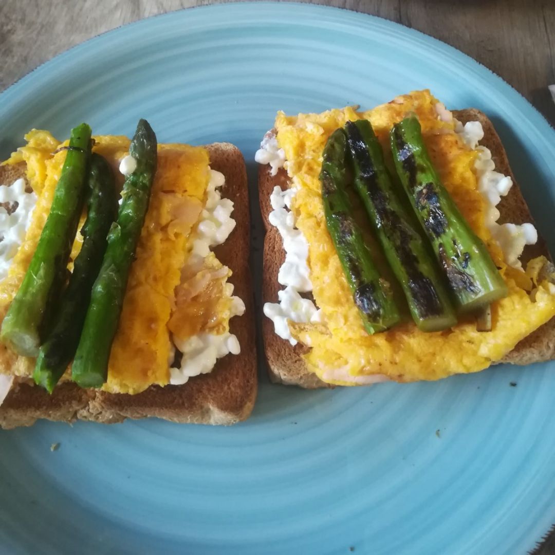 Tostadas de tortilla con queso y esparragos 