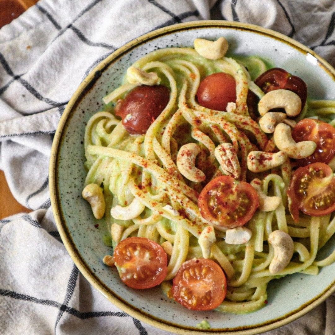 Pasta con salsa de aguacate