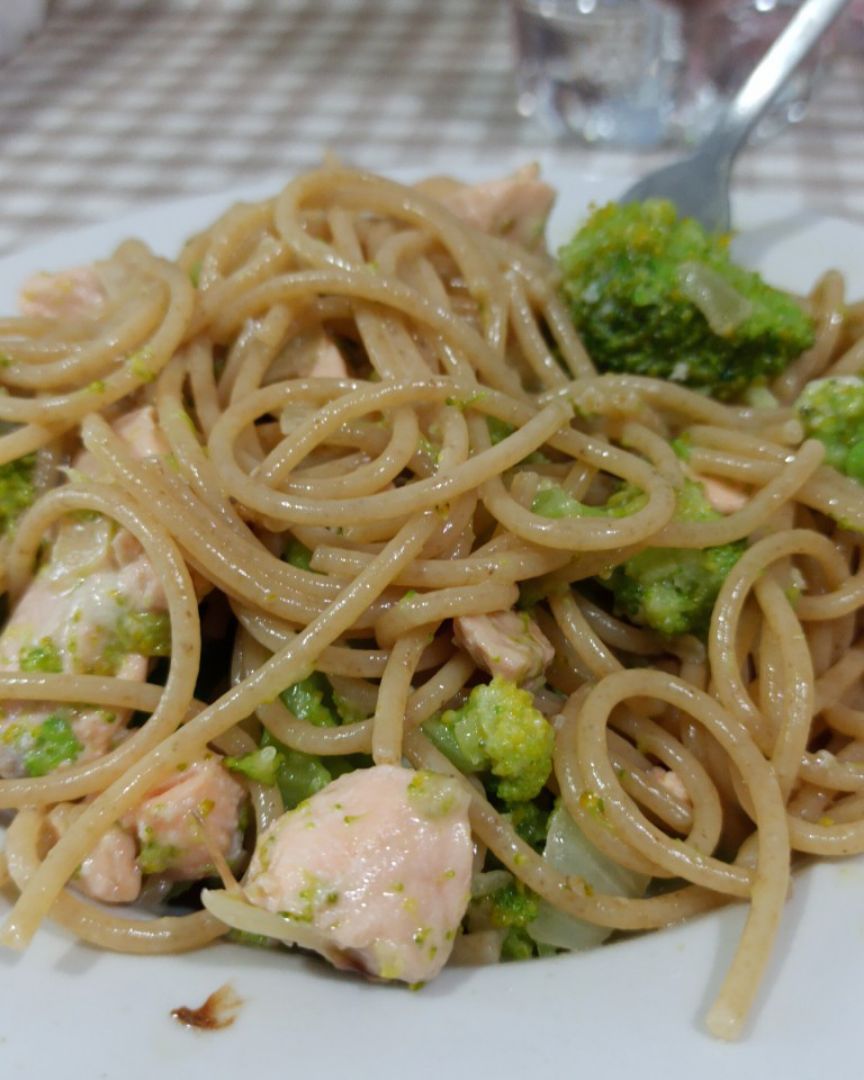 Espaguetis con brócoli y salmón Espaguetis con brócoli y salmón