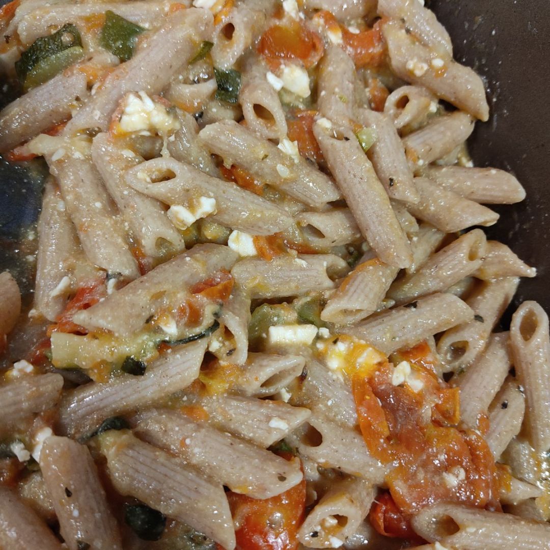 Pasta integral con cherrys, calabacín y queso feta Pasta integral con cherrys, calabacín y queso feta