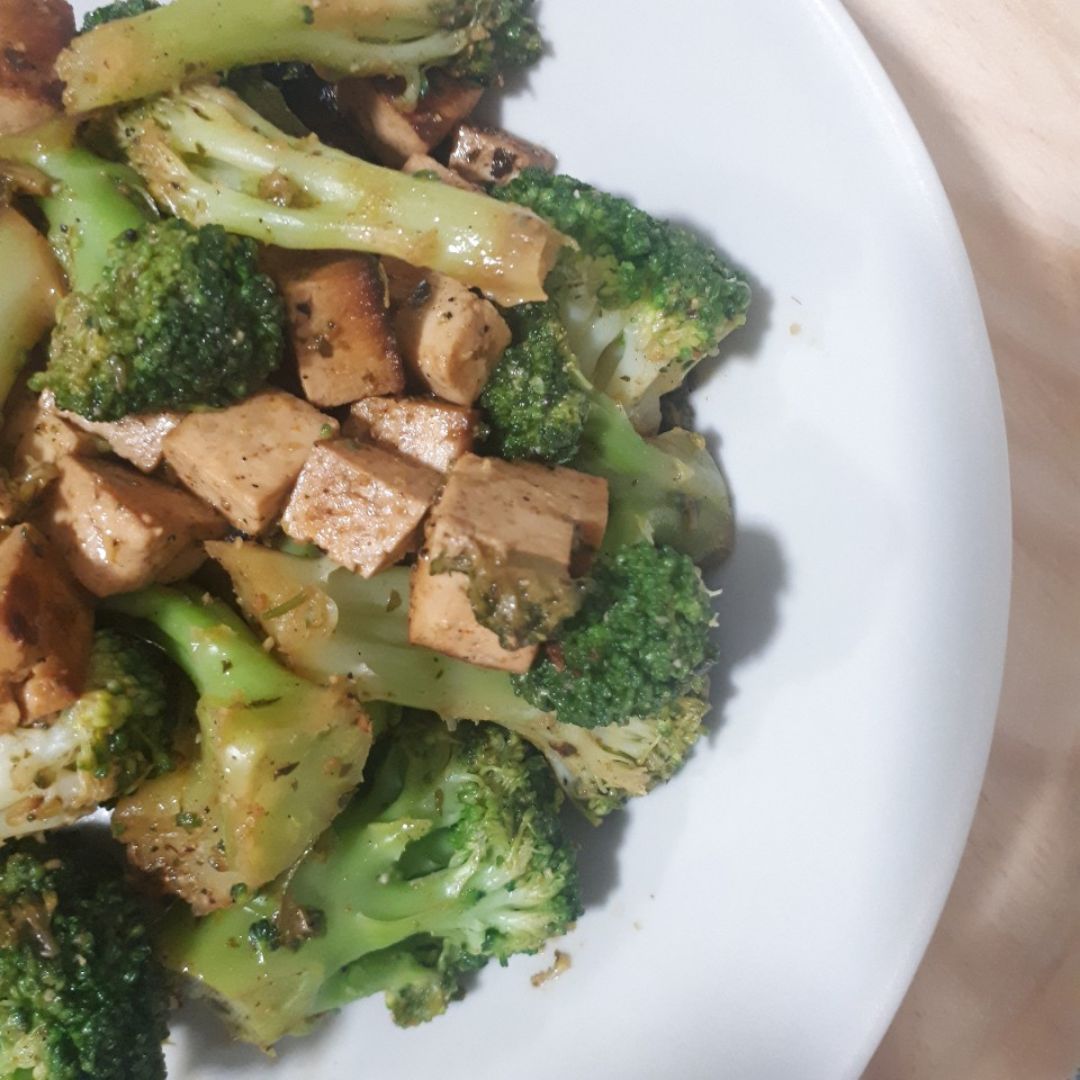 Brócoli con tofu especiado Brócoli con tofu especiado