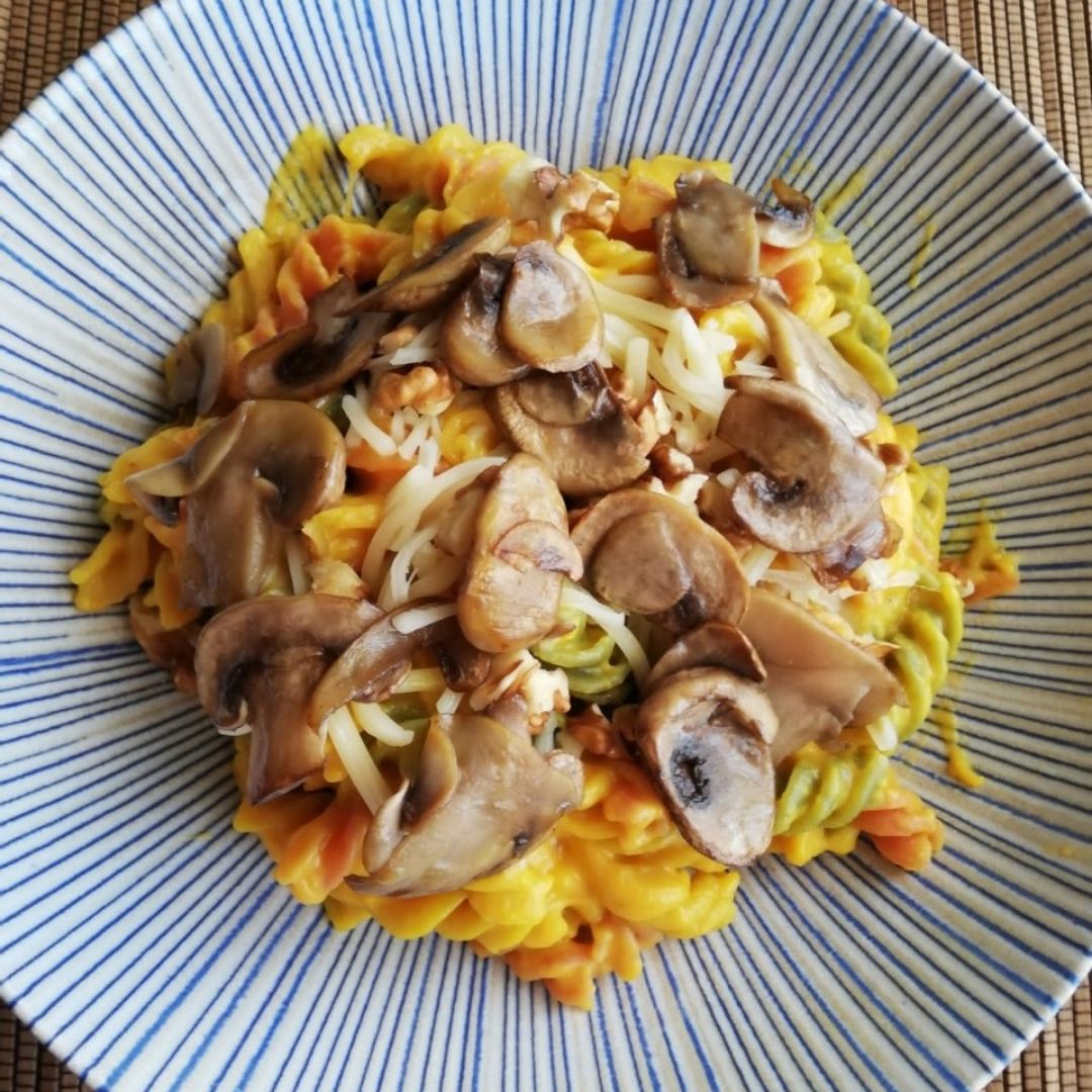 Pasta con salsa de calabaza y champiñones 