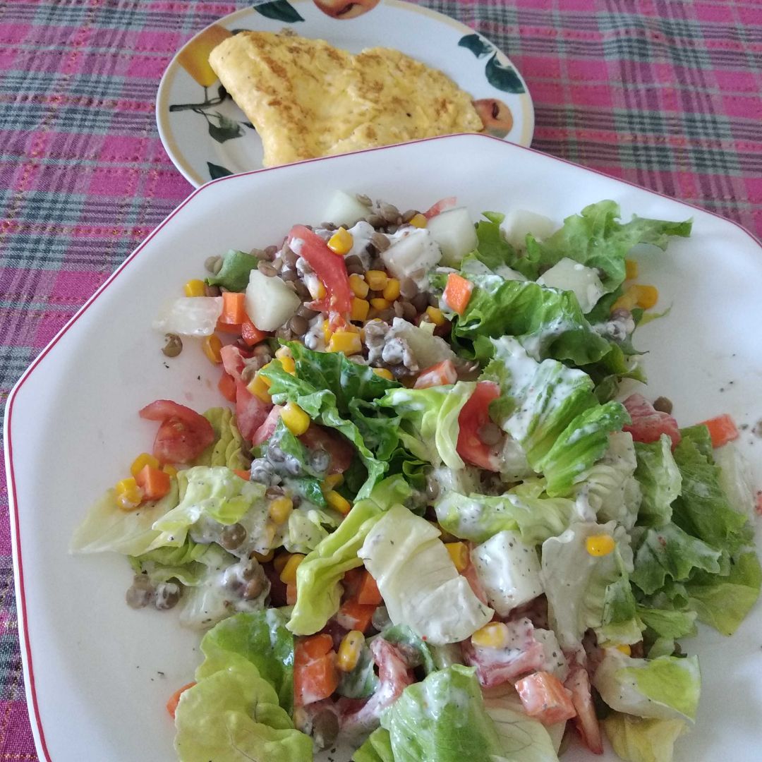 Tortilla francesa con queso fresco y ensalada  
