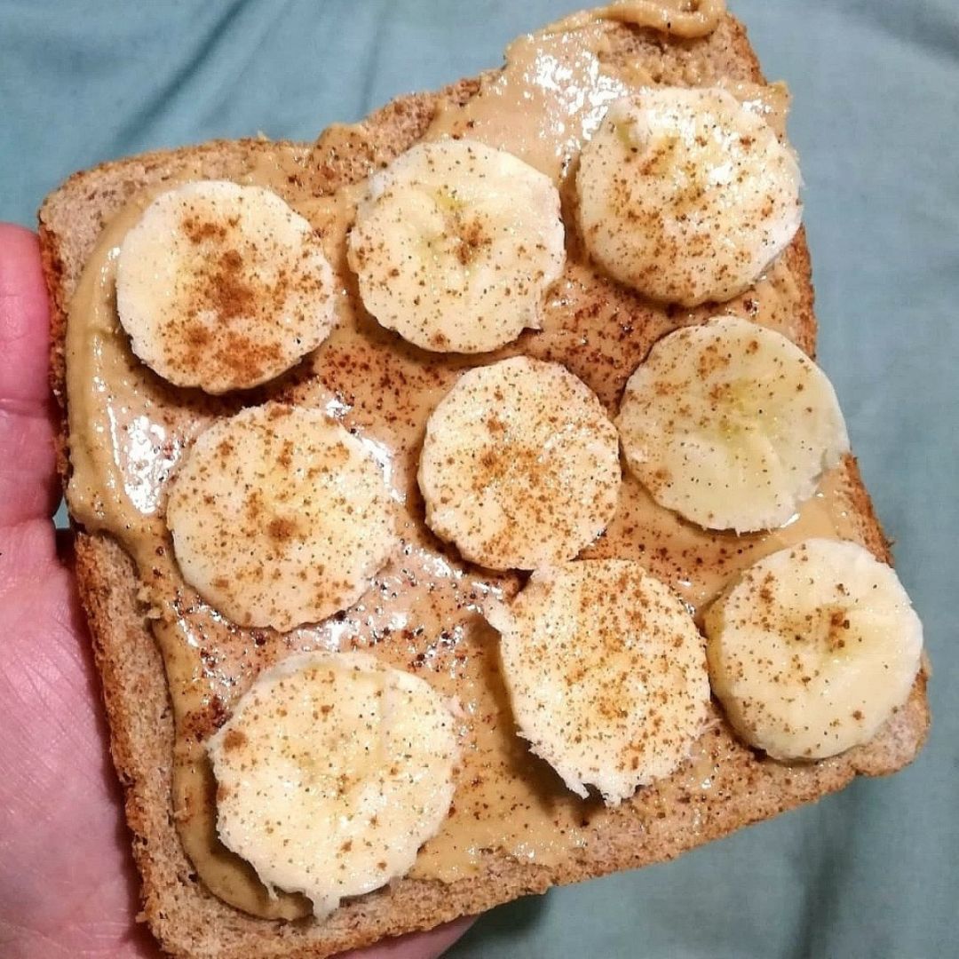 Tostada con crema de cacahuete y banana.