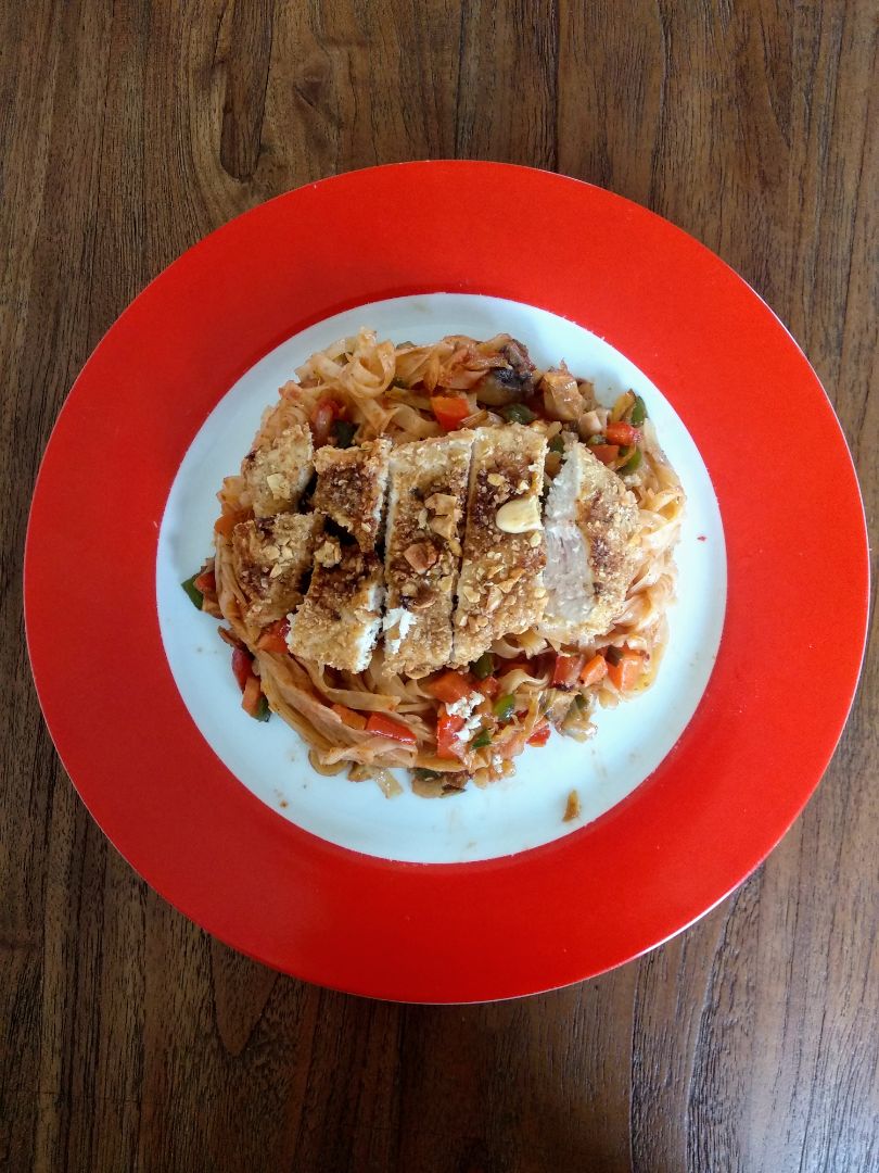 Fideos de arroz con salsa de soja y pollo "kentucky" Fideos de arroz con salsa de soja y pollo "kentucky"