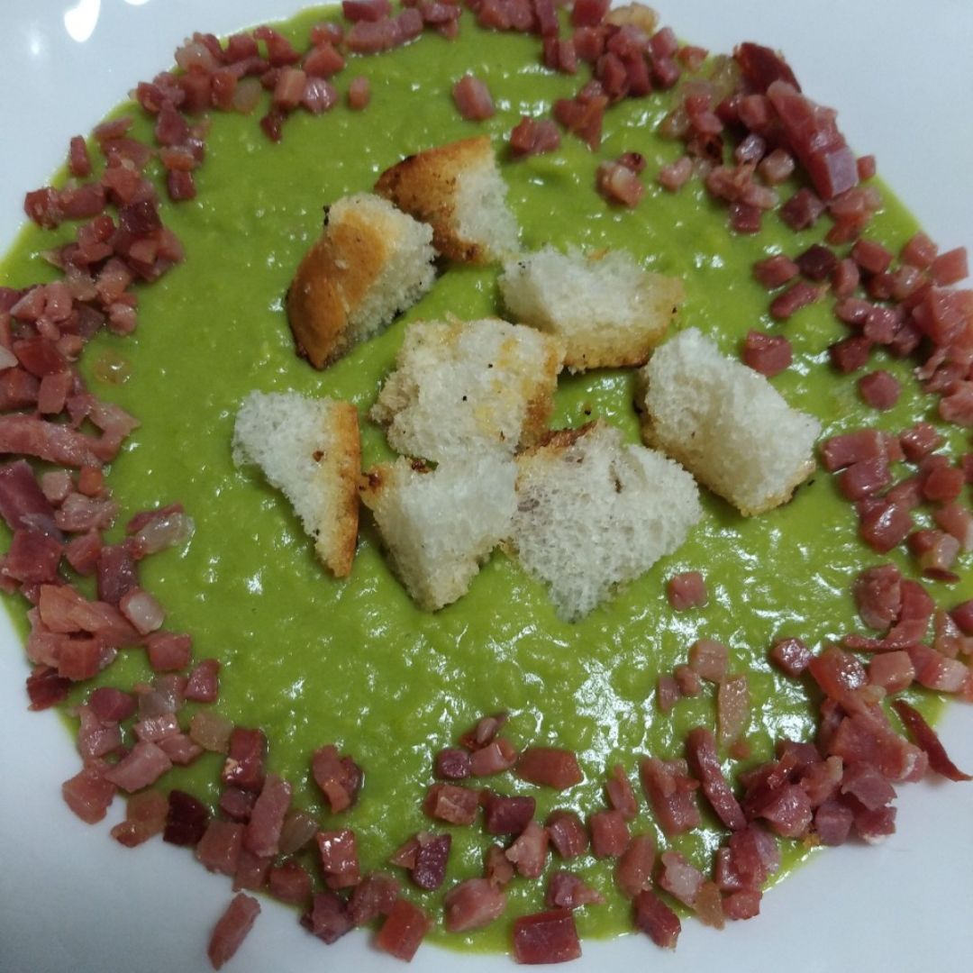 Crema de guisantes con virutas de jamón Crema de guisantes con virutas de jamón