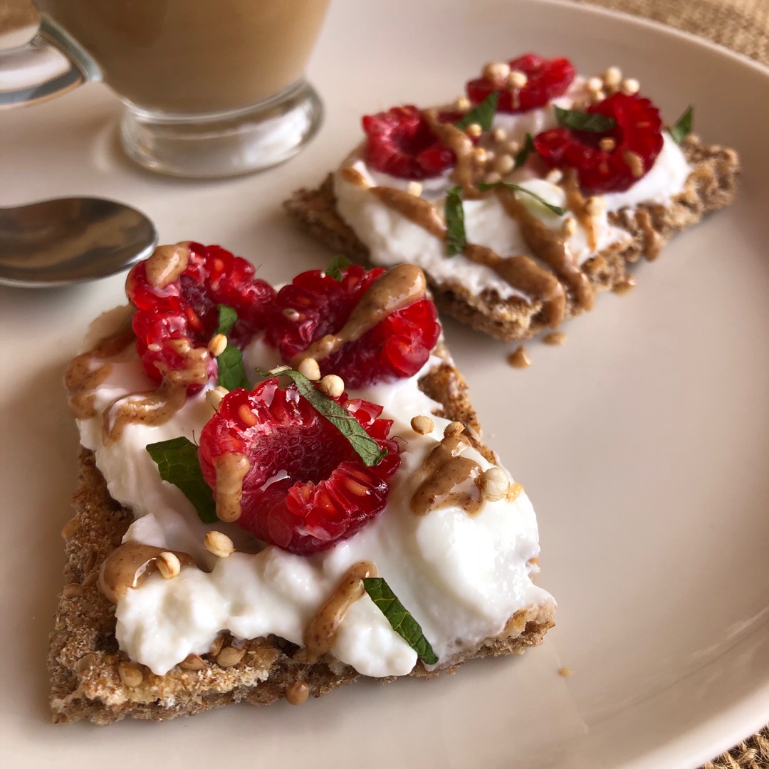 Tostada de frambuesa y menta