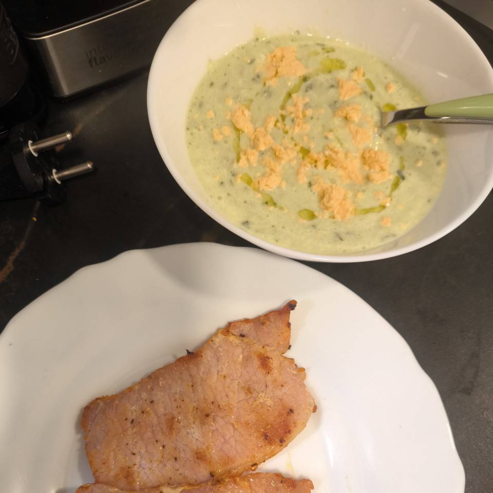 Gazpacho de pepino con filete de lomo Gazpacho de pepino con filete de lomo