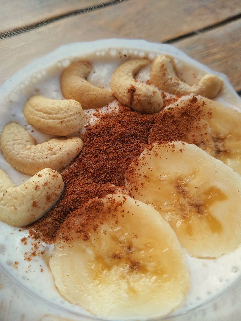 Batido de plátano, avena y yogur con toppings Batido de plátano, avena y yogur con toppings