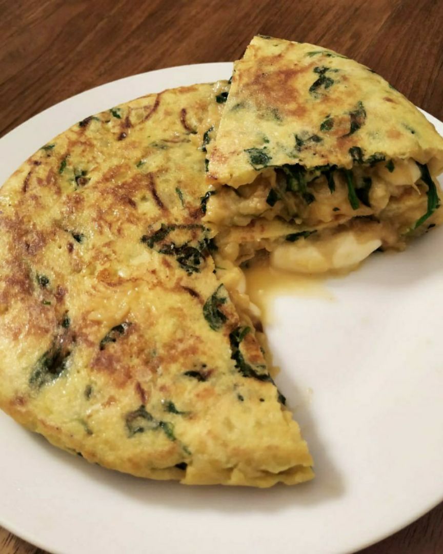 Tortilla de patata, cebolla pochadas, espinaca y mozzarella