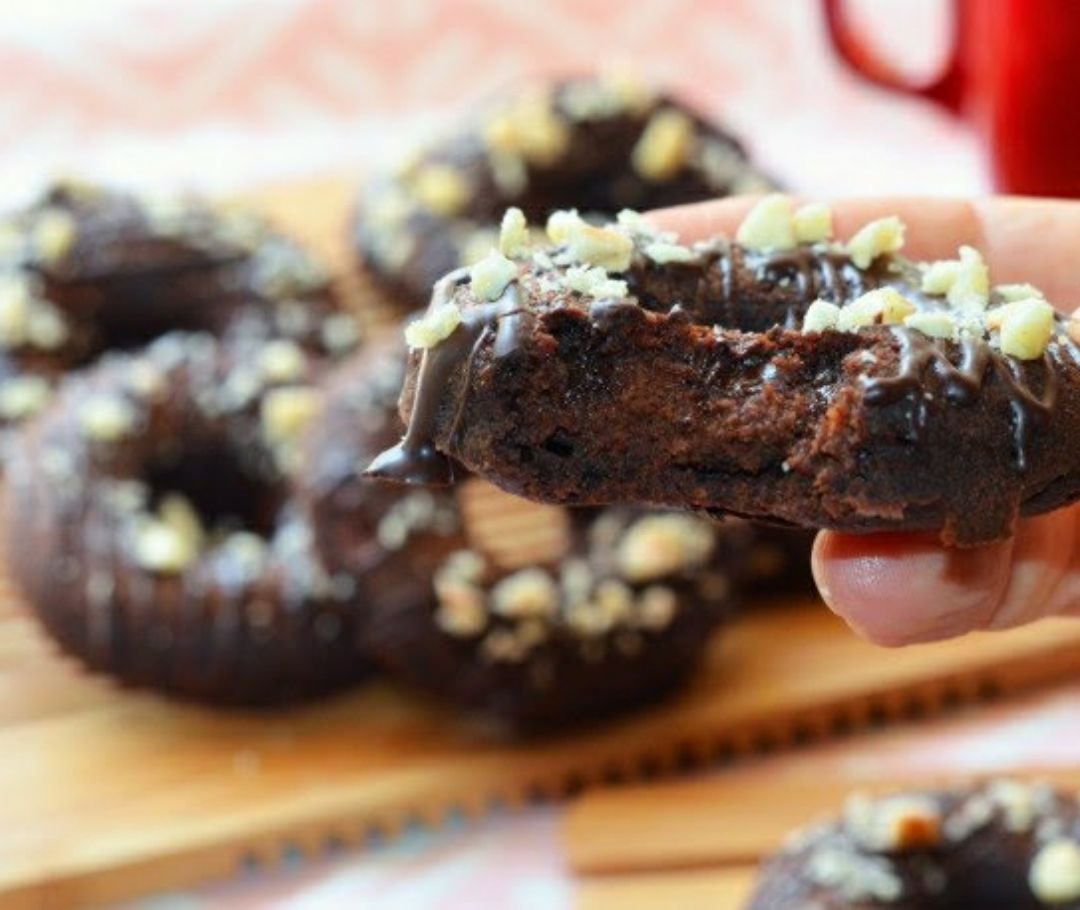 Donuts veganos de remolacha, avellanas y chocolate negro