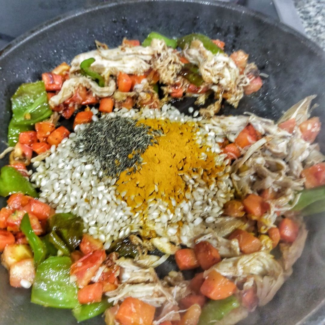 Arroz integral con Pollo y verduritas (aprovechamiento) Paso 4 Arroz integral con Pollo y verduritas (aprovechamiento) Paso 4