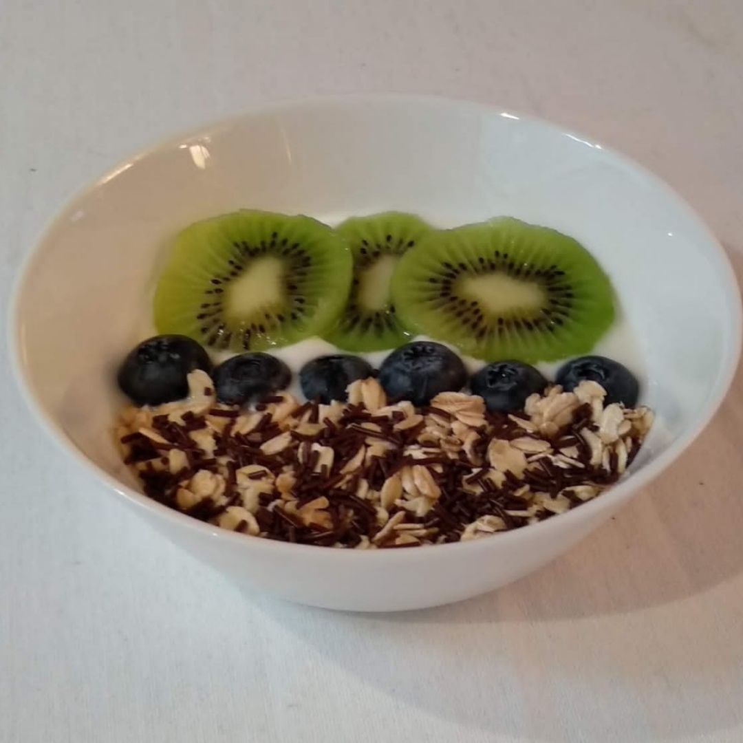Yogur con fruta y avena