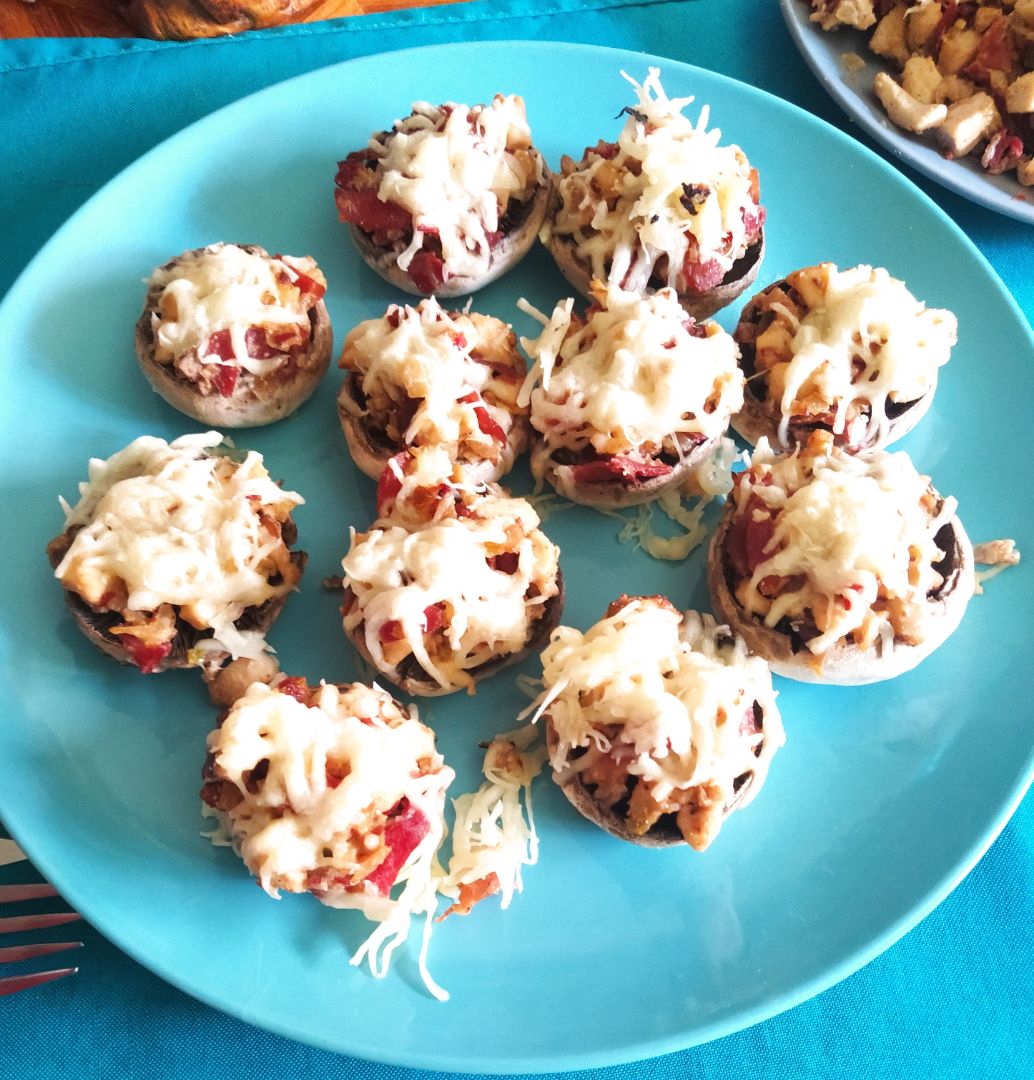 Champiñones rellenos de pollo y jamón Champiñones rellenos de pollo y jamón